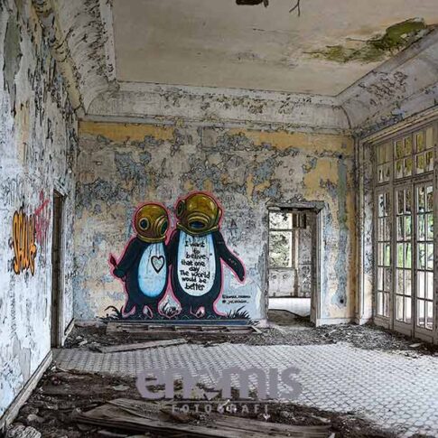 Rymdpingvin i Mossulinis hus på Rhodos